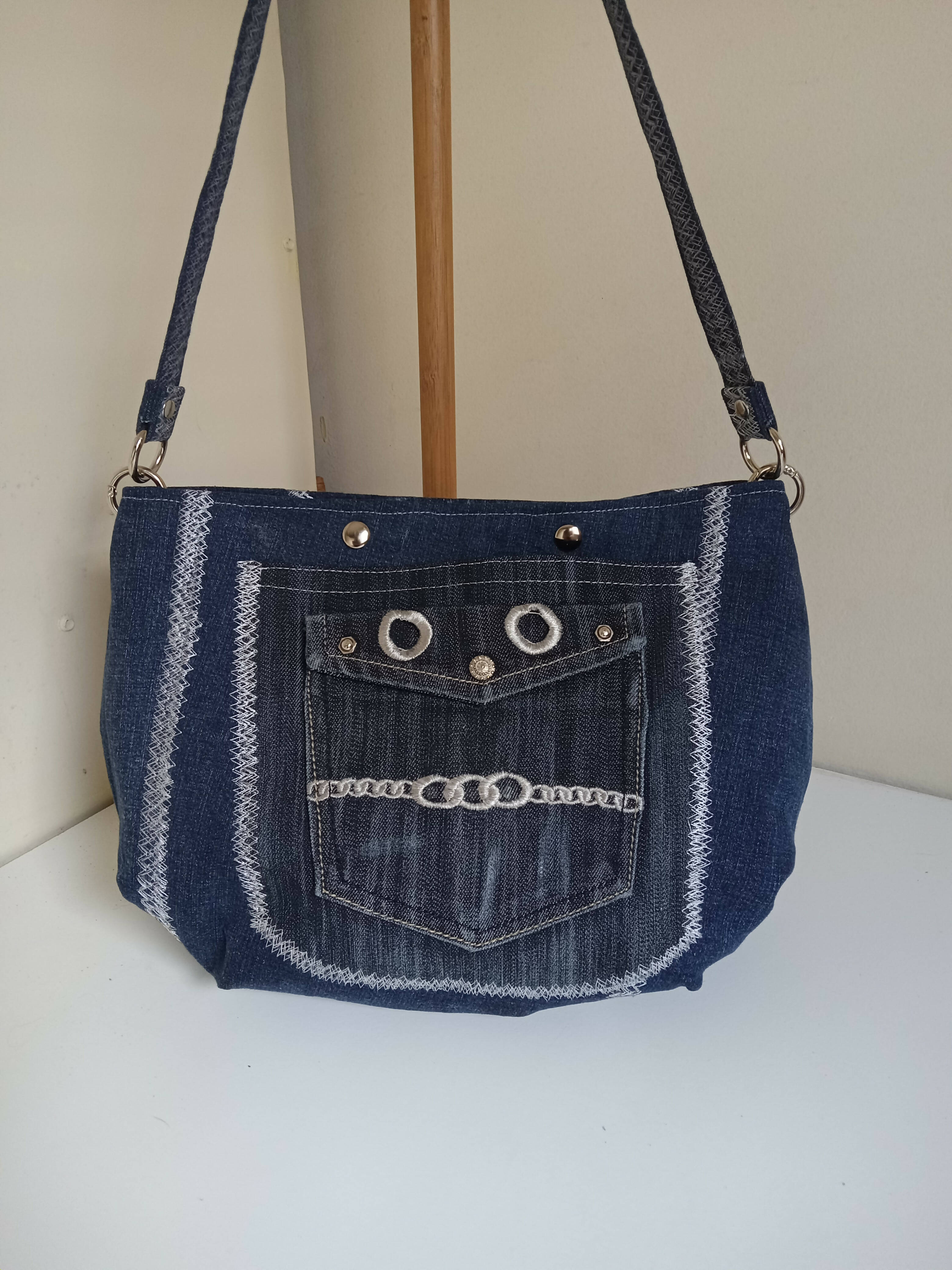 It's the most ligstweiht bag out of old jeans - easy to sew , but lookscool  | jeans, handbag, bag | It's the most ligstweiht bag out of old jeans - easy